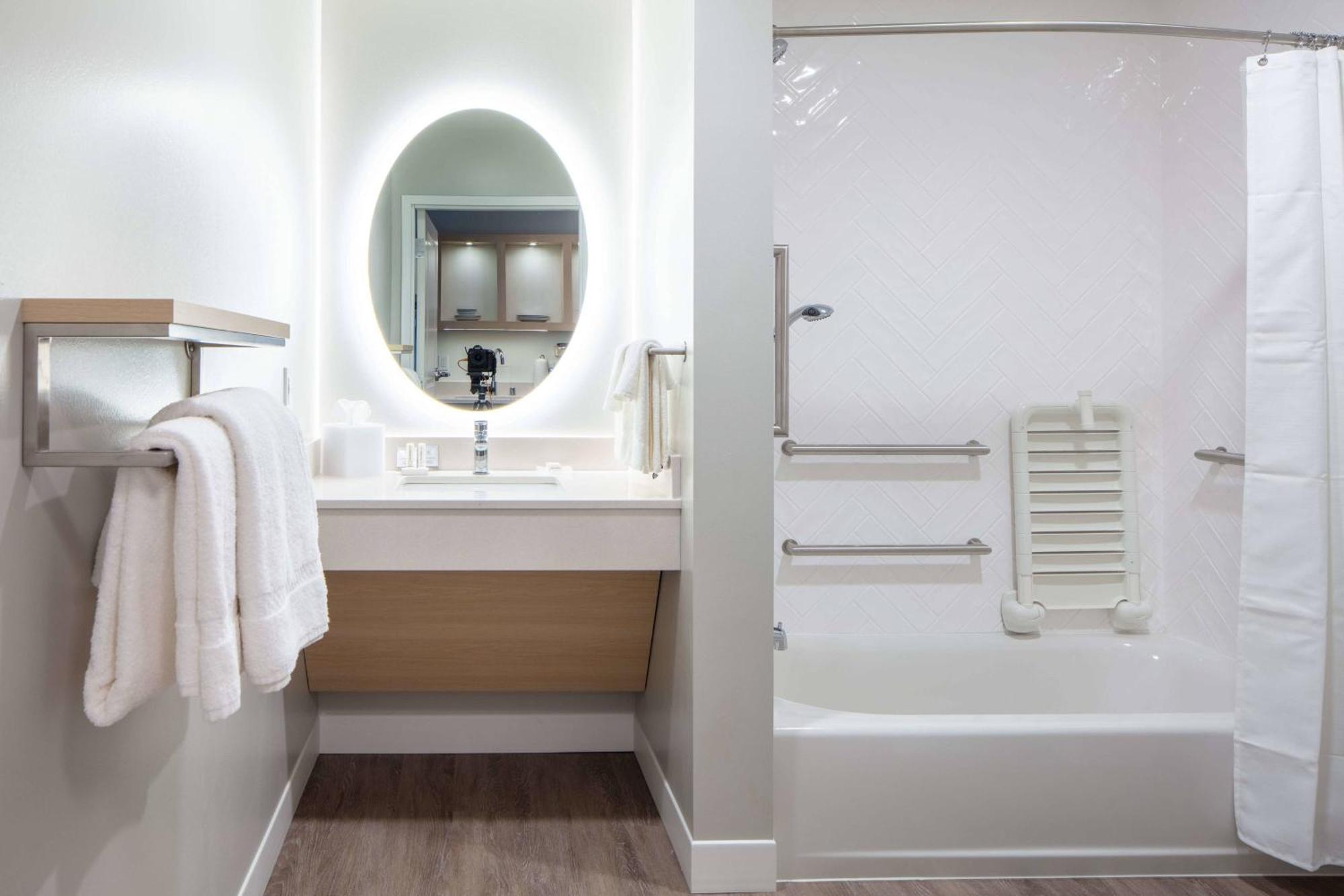 Towneplace Suites By Marriott Milwaukee West Bend Экстерьер фото